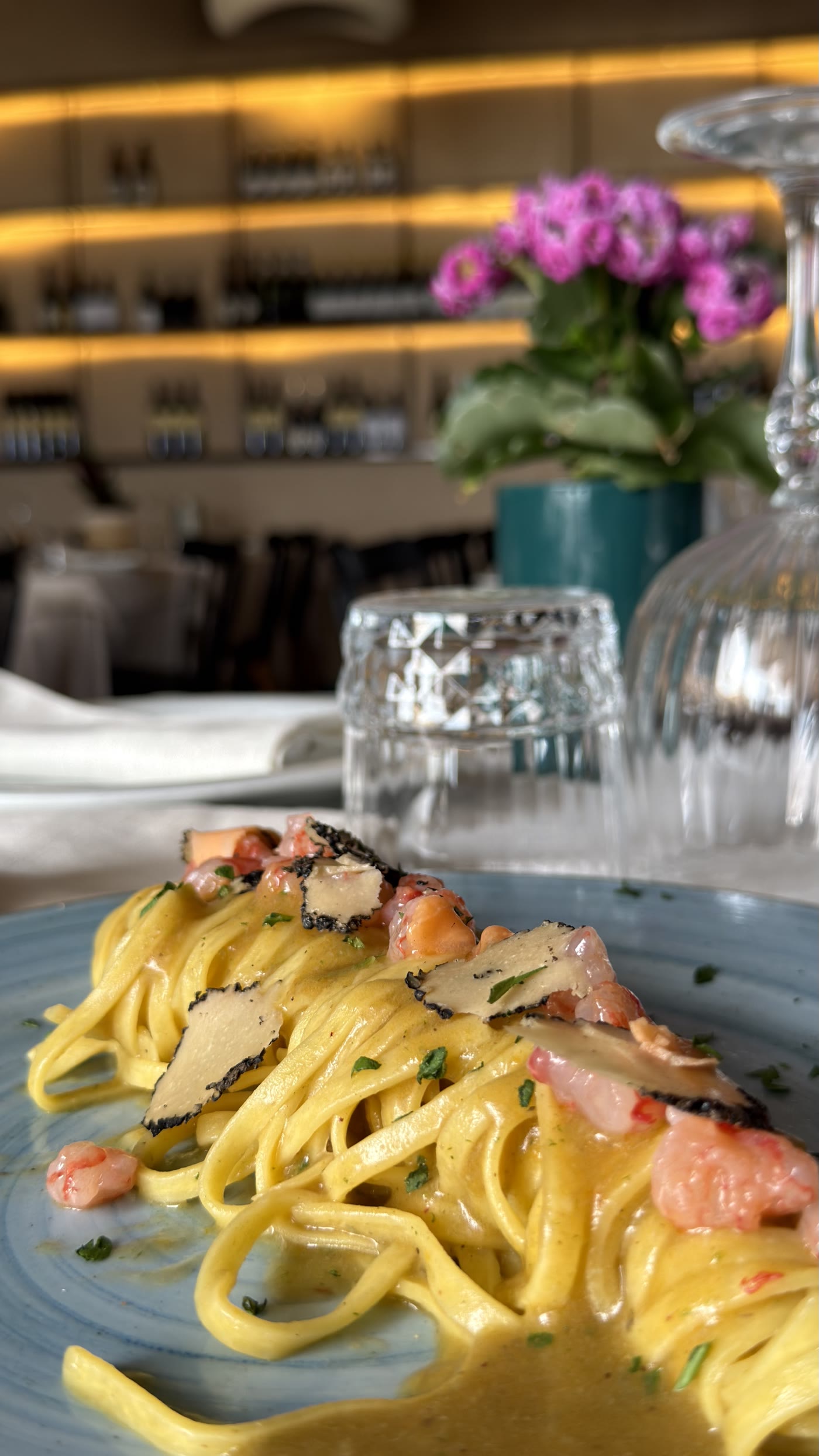Tagliolini con gamberi e tartufo serviti in sala da Zenzero ad Anzio
